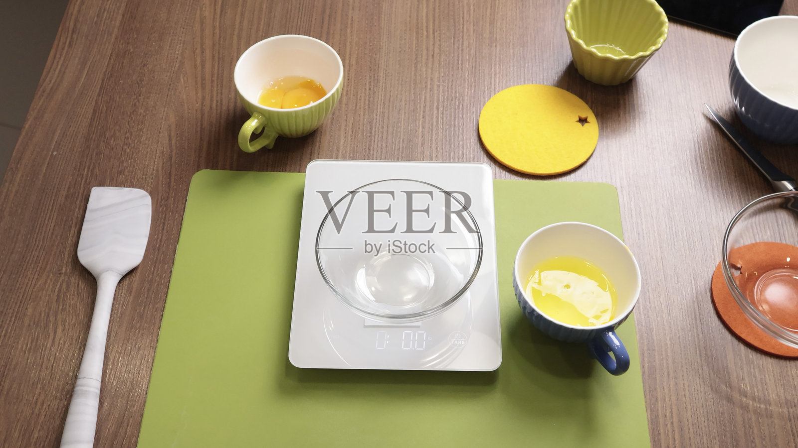 准备面团的秤量和器具的过程。照片摄影图片