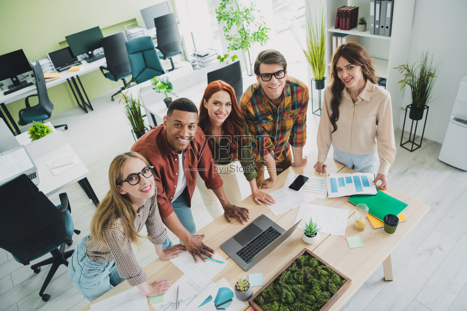 年轻成功的公司同事们，男女多样化，正在办公室进行项目策略的头脑风暴，俯视图。照片摄影图片