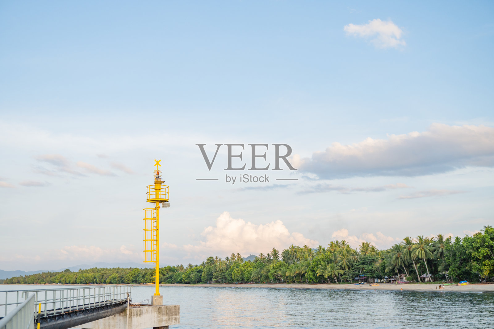 海岸线上的黄色灯塔照片摄影图片