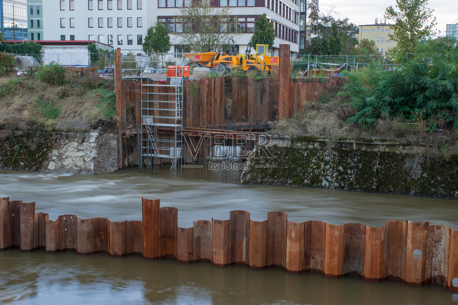 捷克共和国布尔诺的斯瓦尔特卡河流域的防洪墙，2024年9月15日，暴风雨博里斯后发生洪水。照片摄影图片