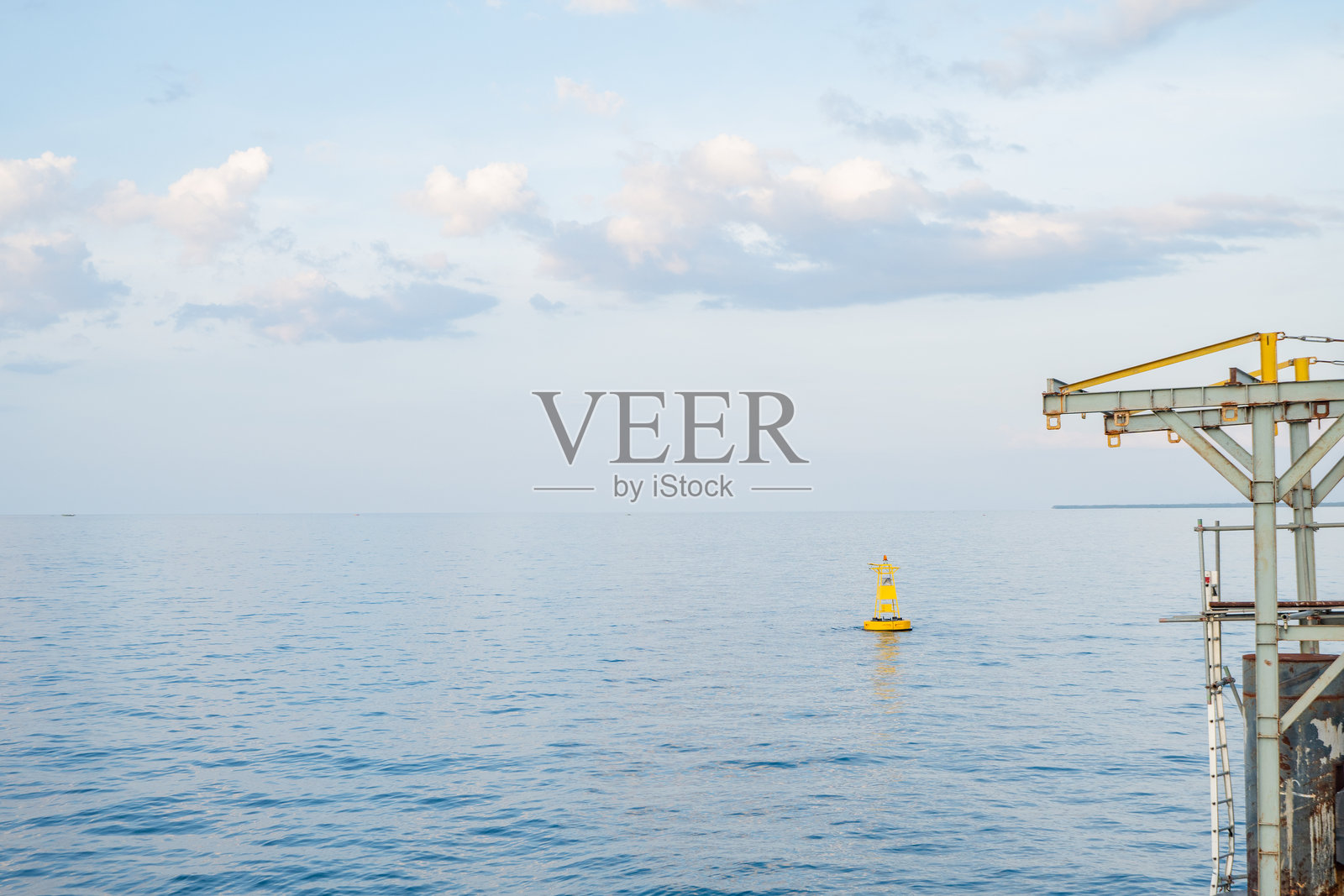 海景与黄色浮标照片摄影图片