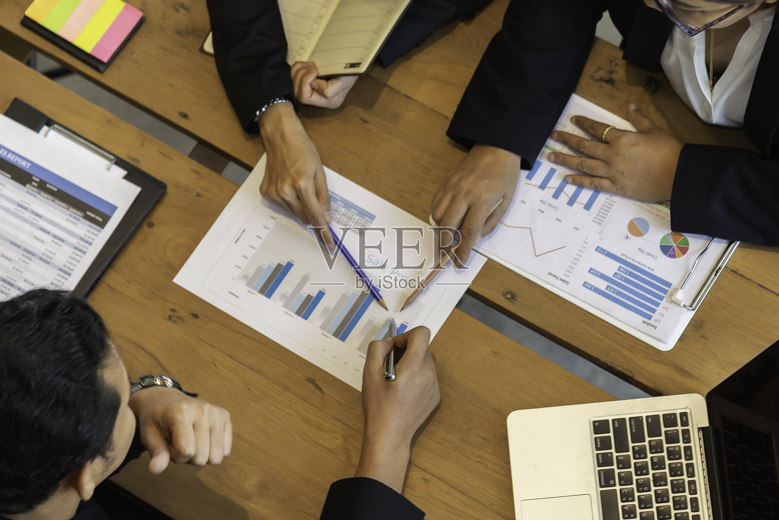 一群人齐心协力，共同构建团队合作精神 - 团队合作概念。照片摄影图片