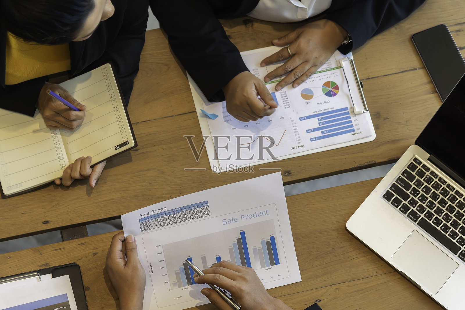 一群人齐心协力，共同构建团队精神 - 团队合作理念。照片摄影图片