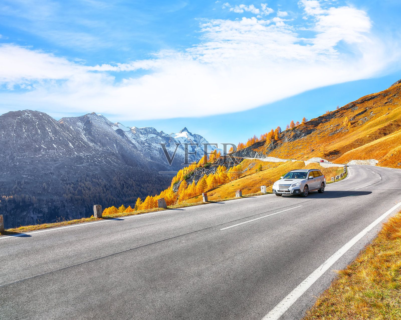 秋季的格罗斯格洛克纳高山公路壮丽景色。照片摄影图片