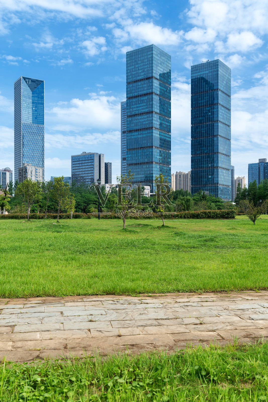 上海现代建筑背景下的城市公园照片摄影图片