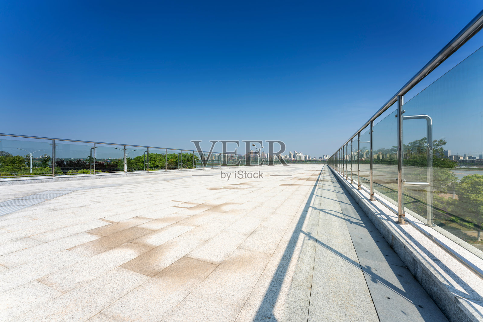 城市广场平台及城市全景照片摄影图片