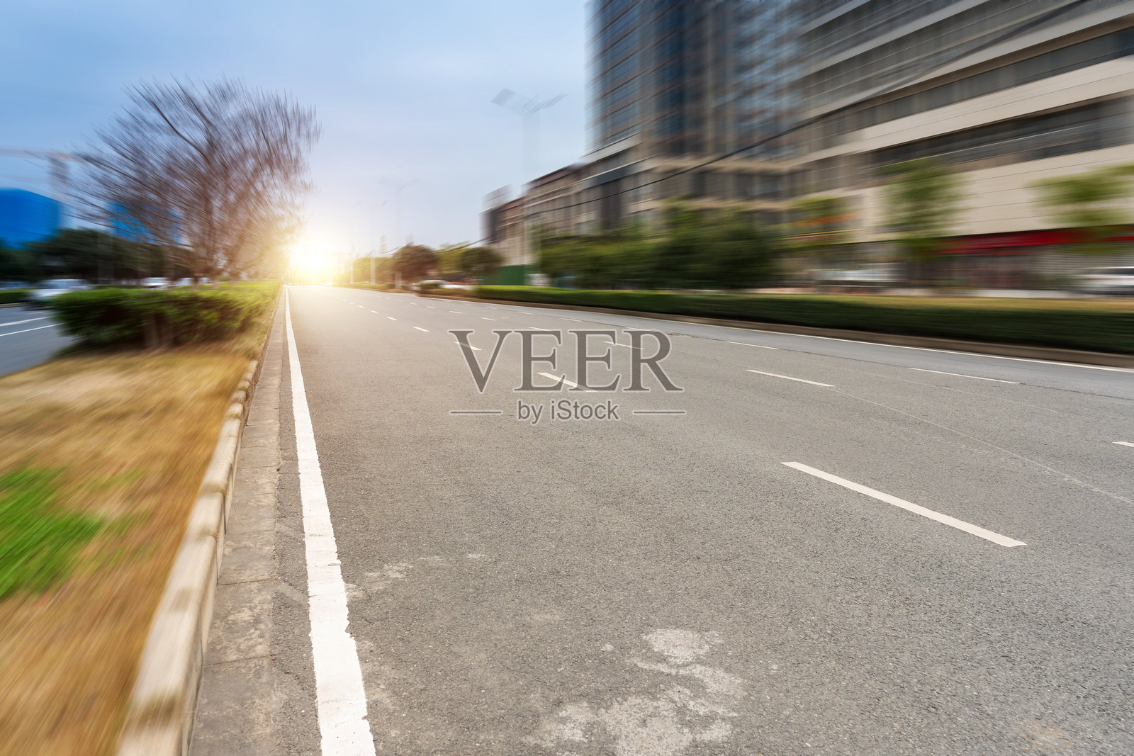 城市中空荡荡的街道和建筑照片摄影图片
