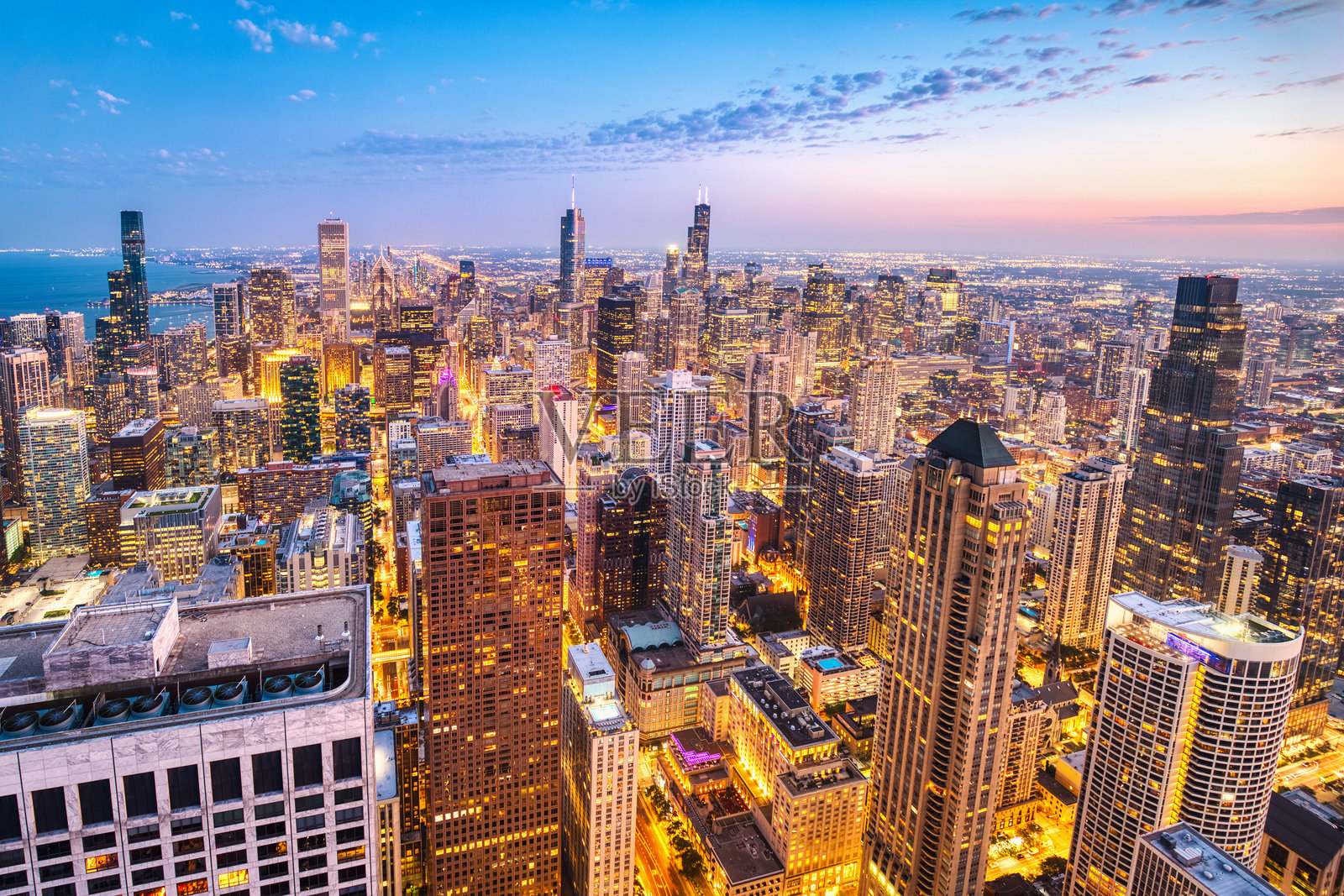 黄昏时分的芝加哥灯火辉煌的空中天际线景观照片摄影图片