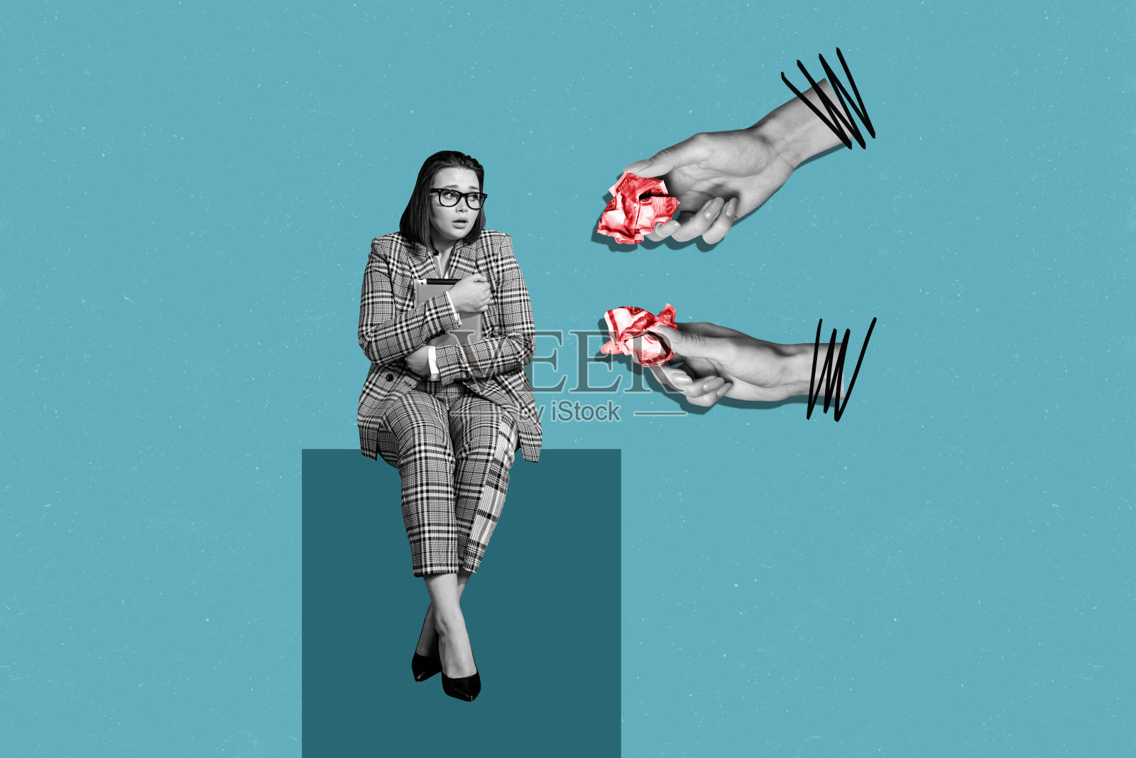 害怕的女商人手持平板电脑，表现工作失败，手中握着皱巴巴的美元现金，孤立在涂鸦背景上。照片摄影图片