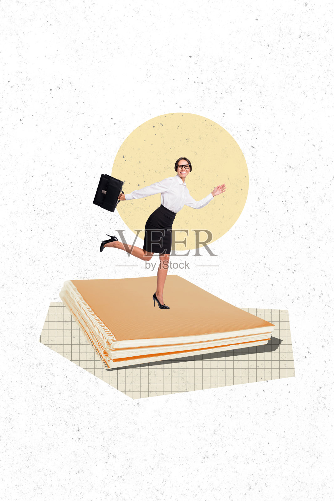 快乐女商人手持公文包和宣传笔记本的垂直照片拼贴，展示发展概念，背景为涂鸦风格。照片摄影图片