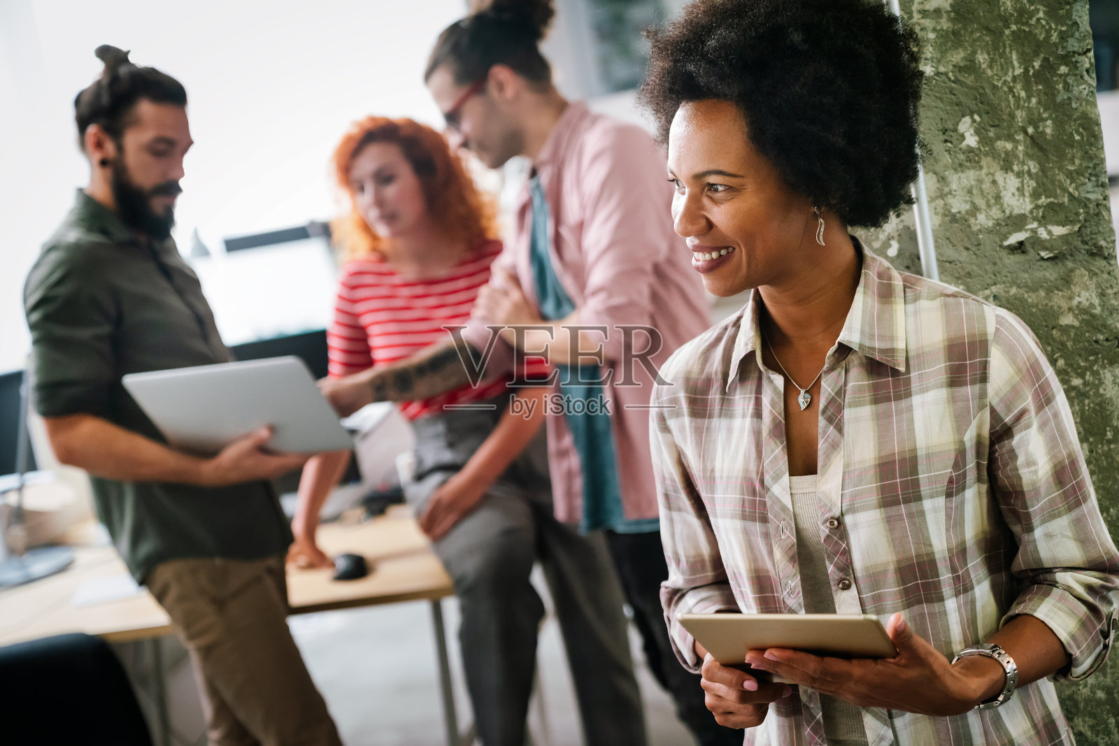 一群年轻的多种族商务人士在现代办公室中合作。自由职业者概念照片摄影图片