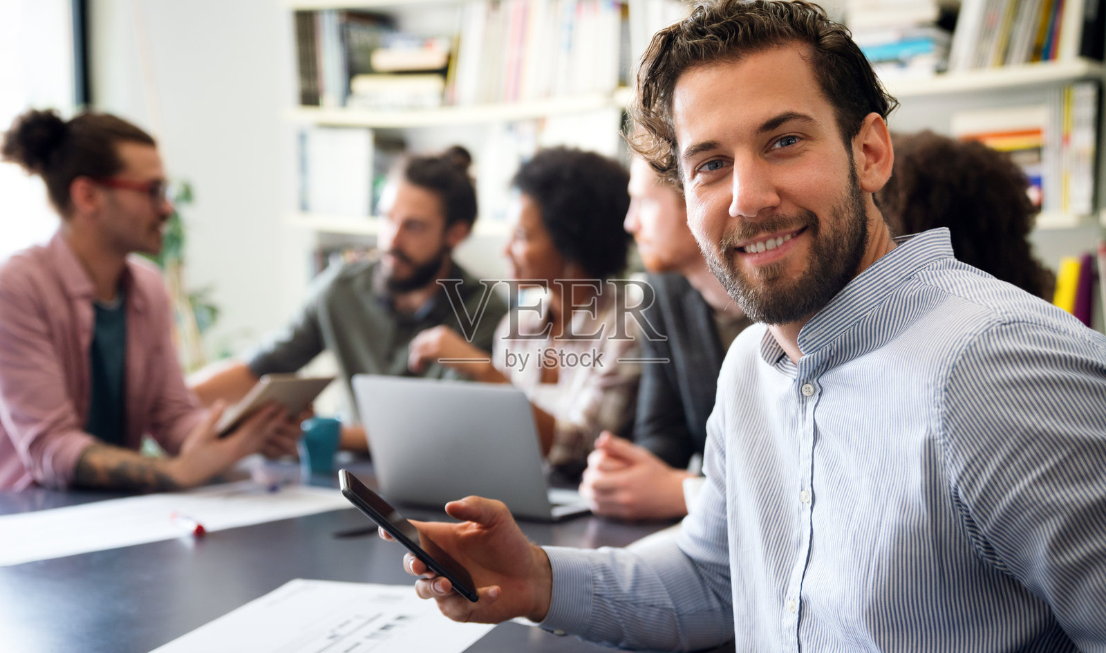 一组多元文化的年轻软件开发人员讨论一个人工智能项目。商业创业。照片摄影图片
