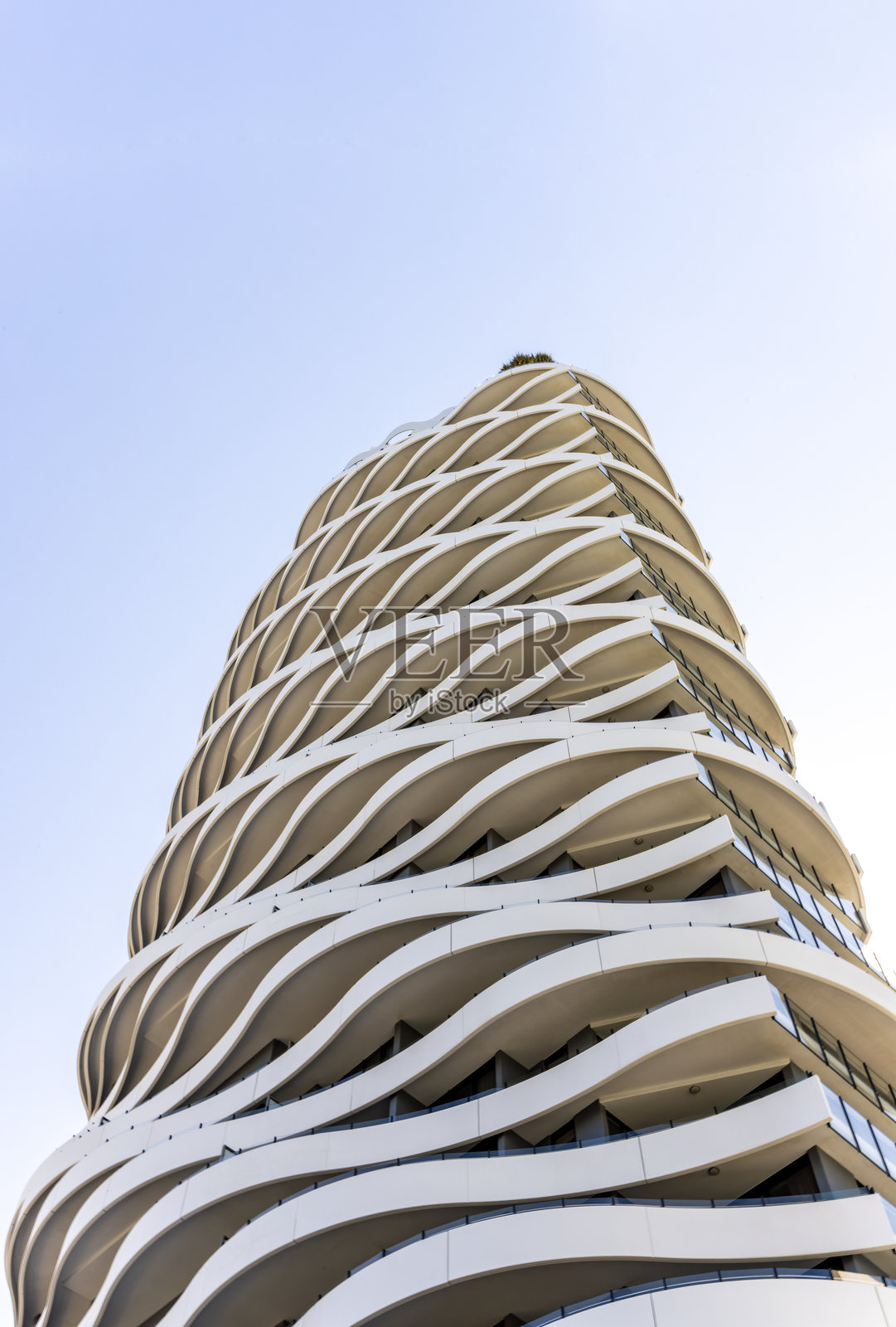 现代公寓大楼与蓝天，背景留有空白空间照片摄影图片