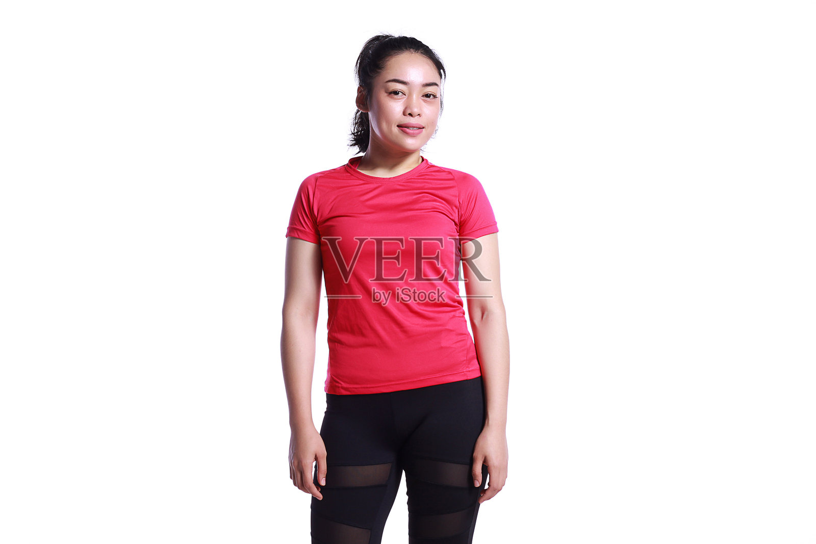 自信年轻女性的肖像，站在白色背景前照片摄影图片