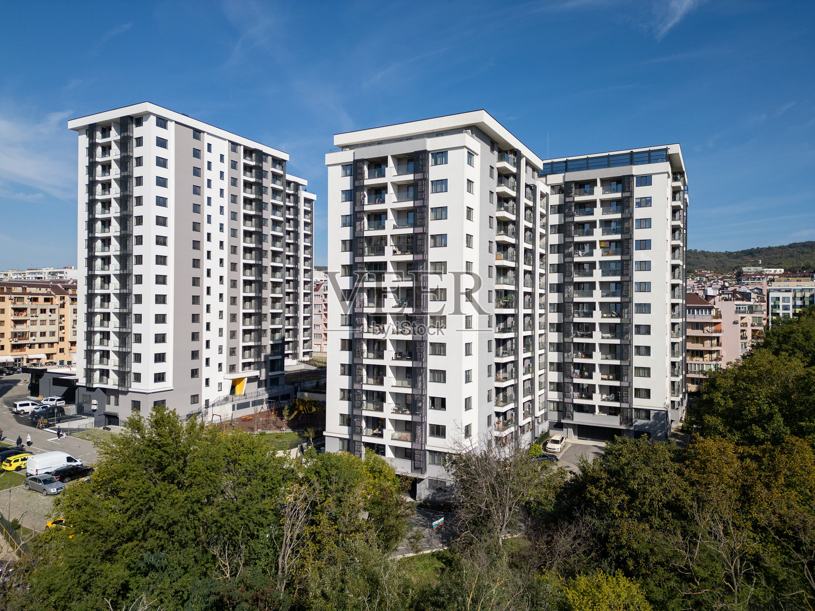 现代住宅高层建筑的鸟瞰图，带有阳台和户外区域。公寓的干净几何设计突显了现代城市生活。使用无人机拍摄。照片摄影图片