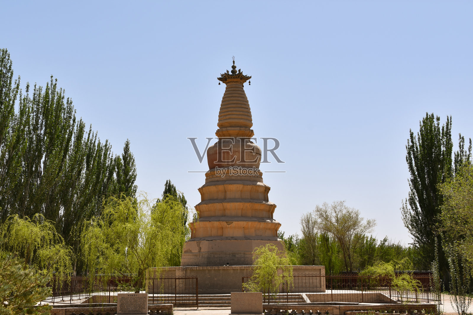 中国甘肃省敦煌的塔楼照片摄影图片