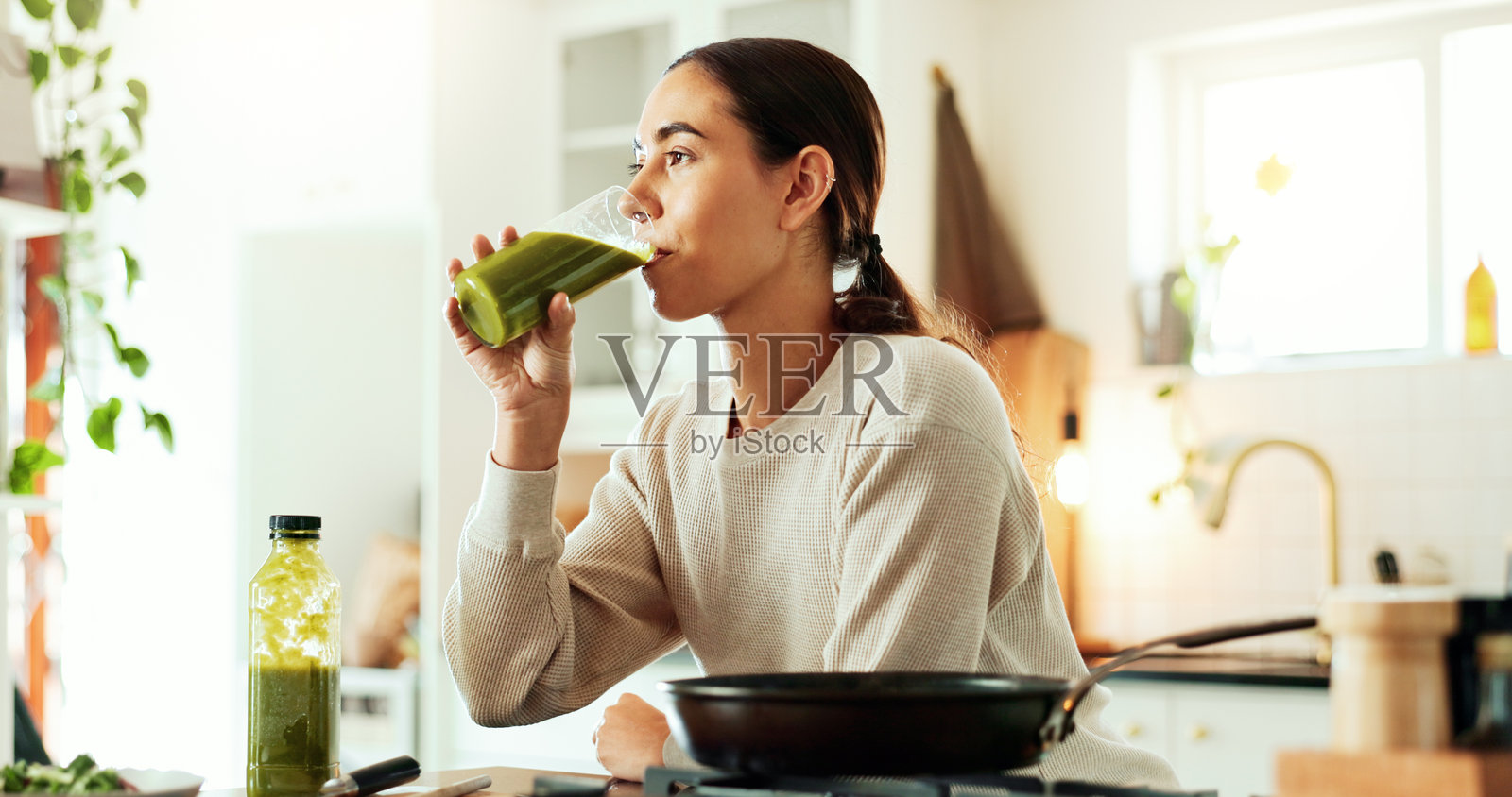 营养师、厨房里的健康饮品和果昔，适合早餐和早晨烹饪。女性微笑，家中享用健康果汁，促进健康、减肥或排毒，搭配补充饮品。照片摄影图片