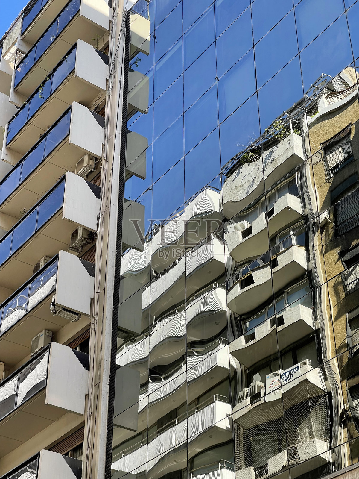 现代建筑中的倒影，阿根廷布宜诺斯艾利斯照片摄影图片