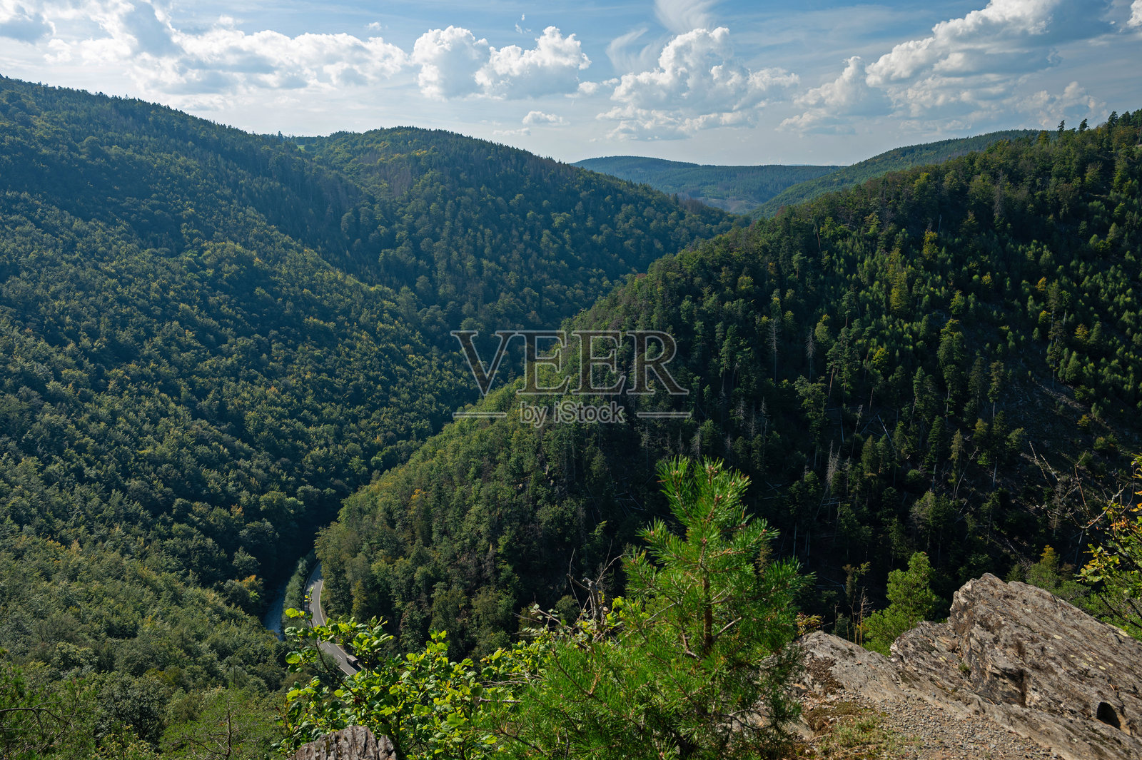 图林根州巴德布兰肯堡附近的施瓦尔策河谷照片摄影图片