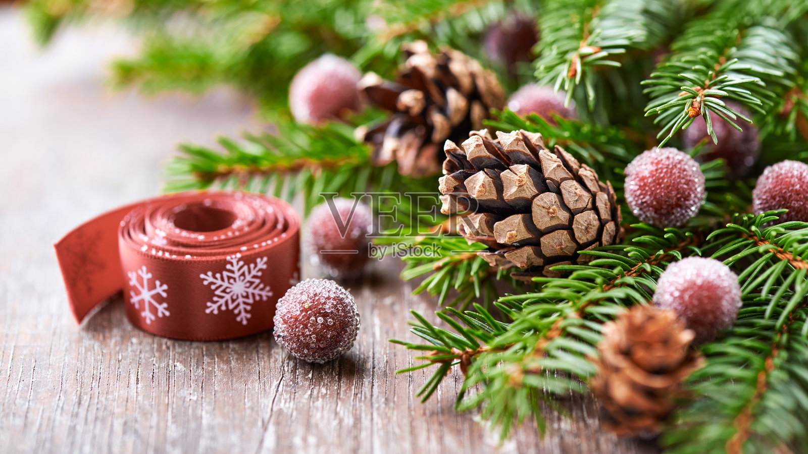 乡村风格木质背景上的圣诞装饰特写。照片摄影图片