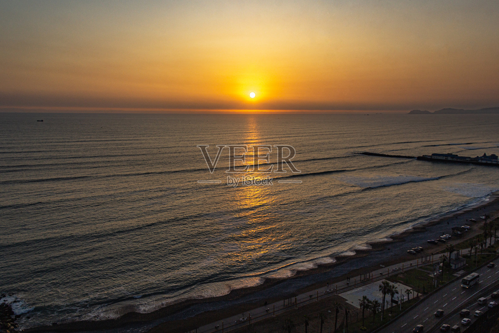 太平洋上的日落，米拉弗洛雷斯区 - 利马照片摄影图片