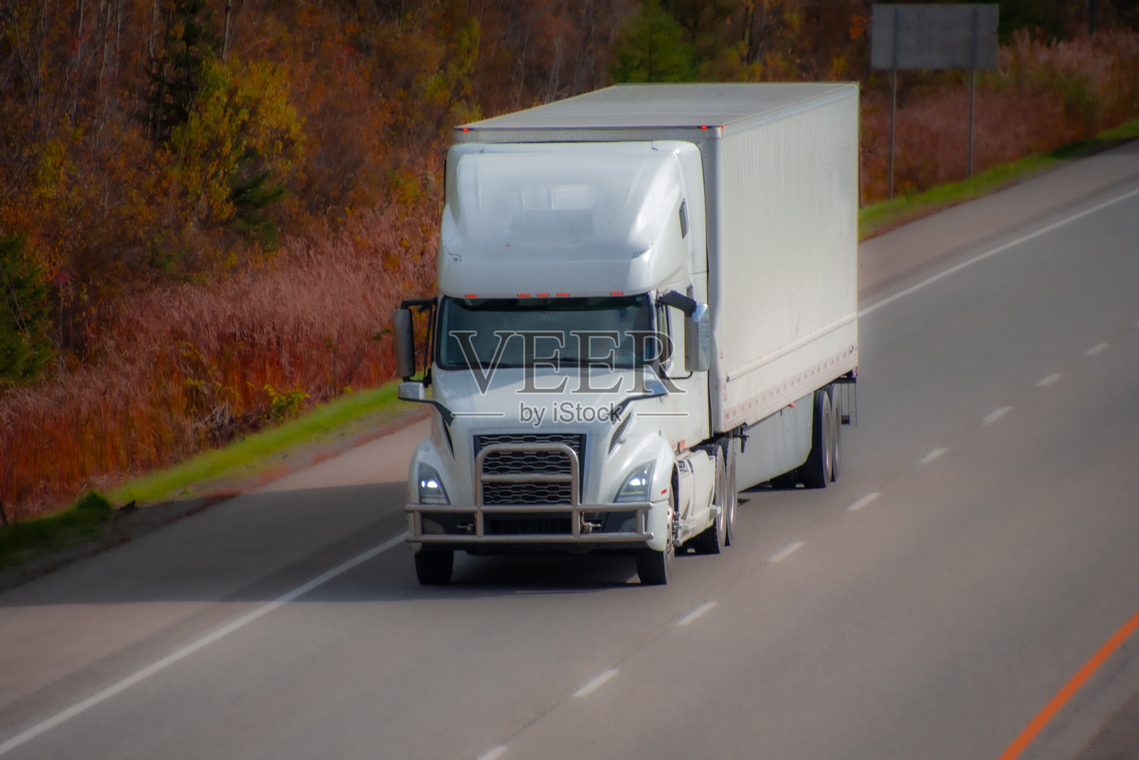 加拿大高速公路上的重型卡车照片摄影图片