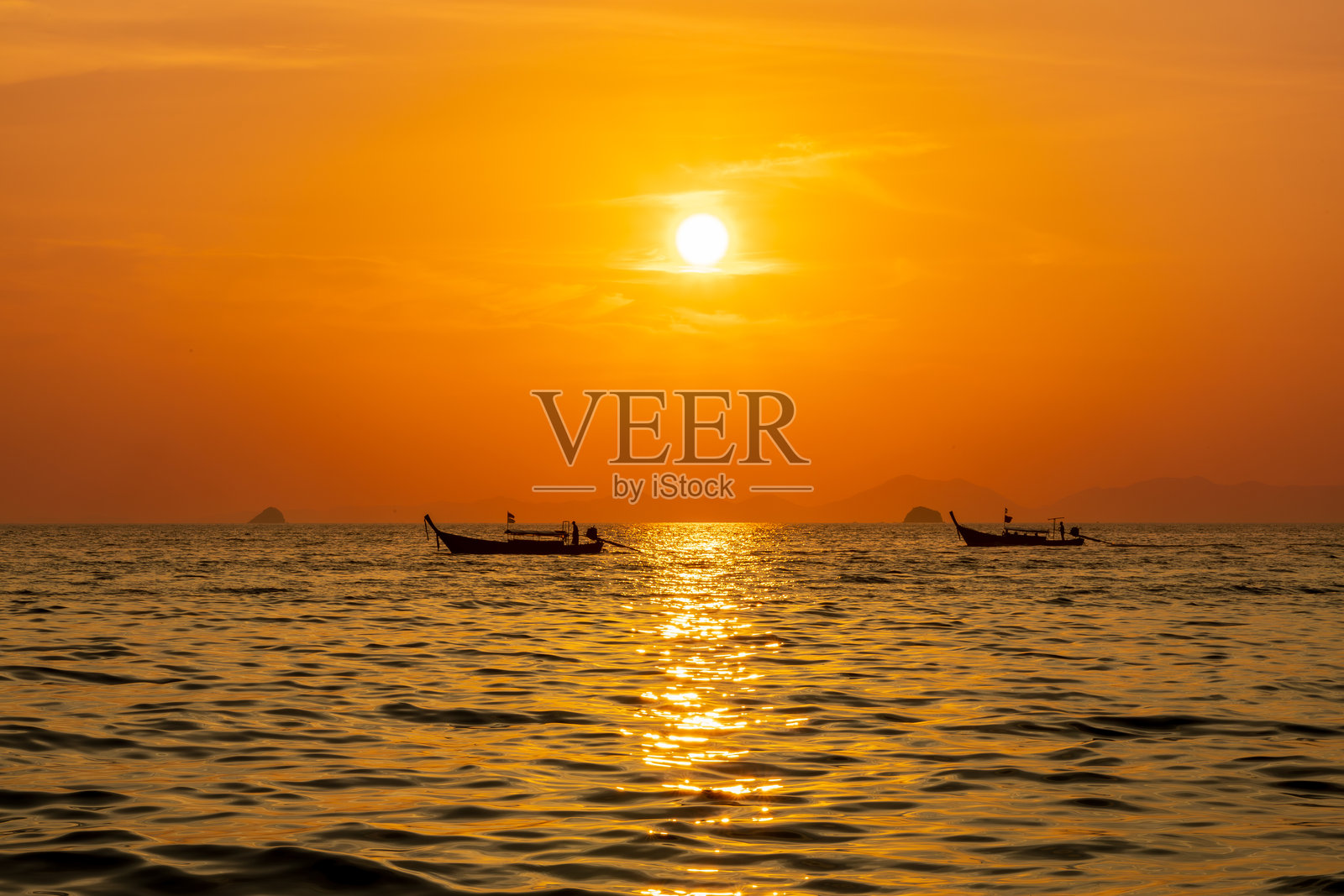 泰国奥南美丽日落下的长尾船照片摄影图片