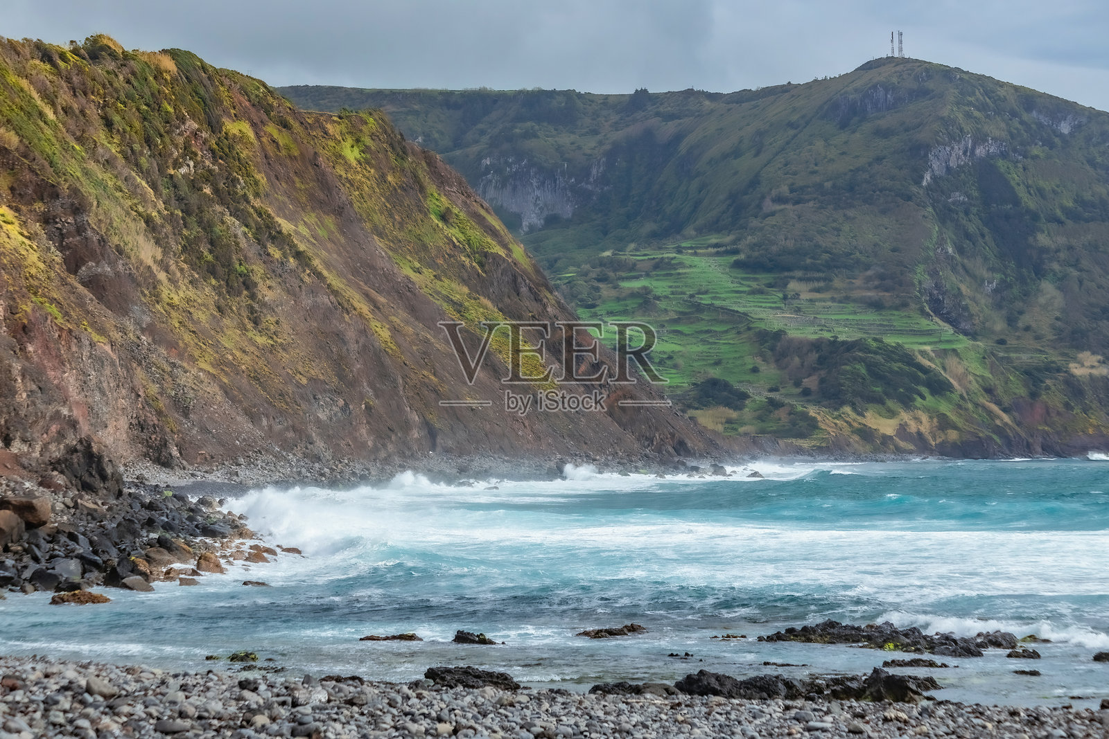 亚速尔群岛葡萄牙大西洋海岸的壮丽景色，空中俯瞰绿色田野与海洋。照片摄影图片