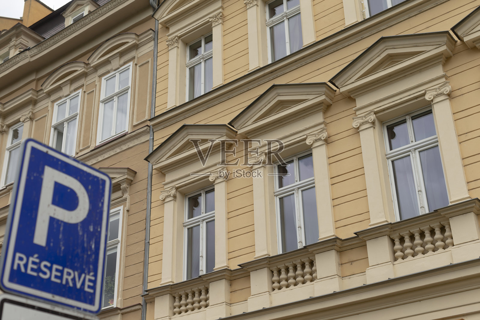 一座大型建筑，停车标志上写着“保护”。照片摄影图片
