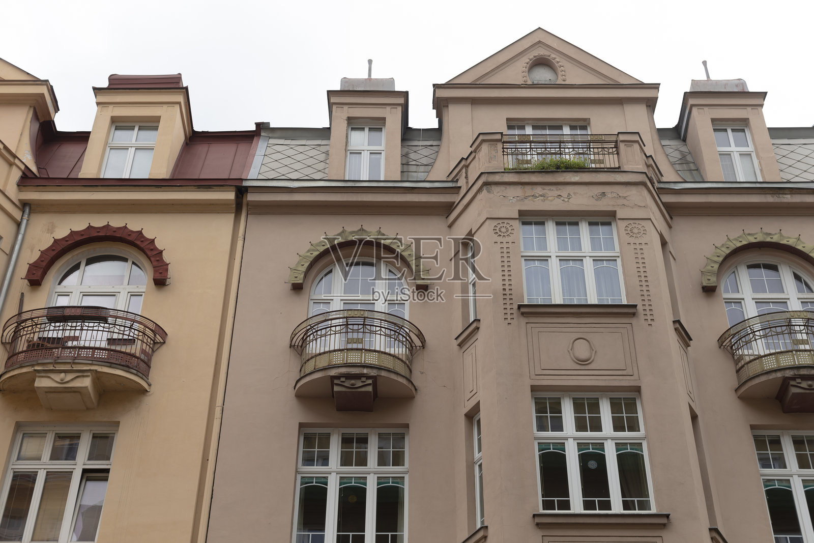 一座令人印象深刻的大楼，拥有许多窗户和阳台。照片摄影图片