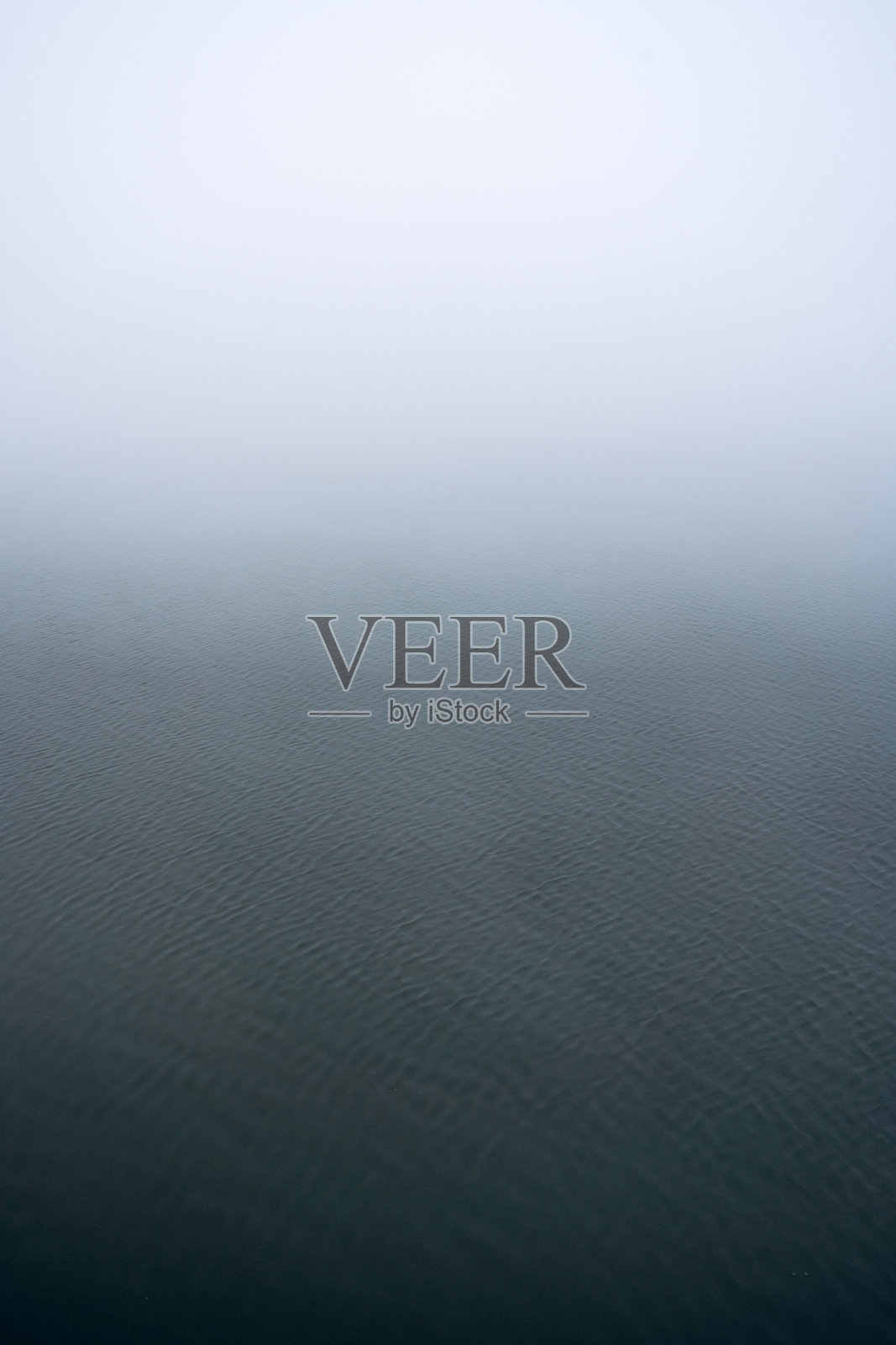 宁静的早晨，雾气笼罩的水面景色照片摄影图片