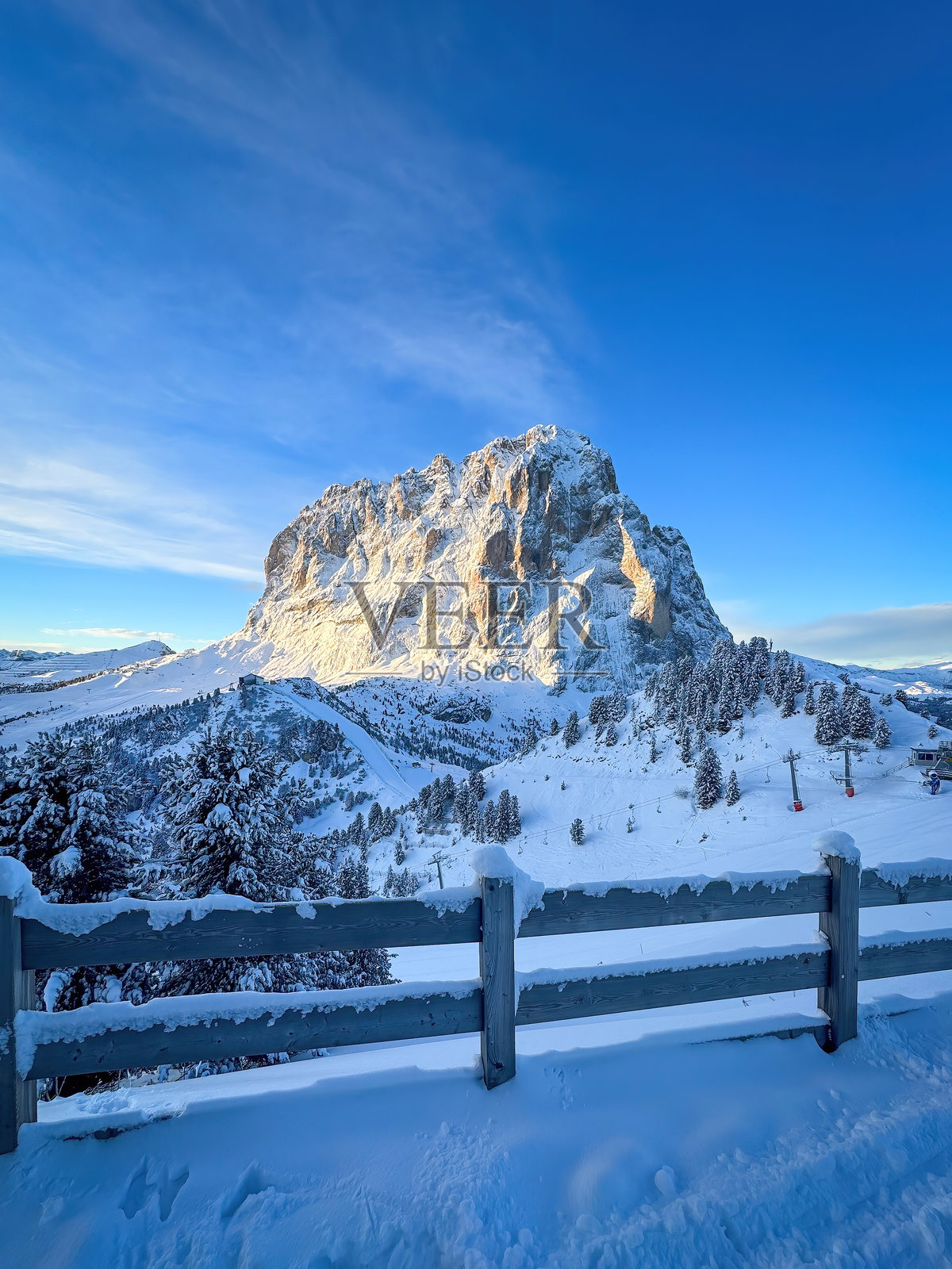 意大利南蒂罗尔的朗科费尔山在日出时分被雪覆盖照片摄影图片