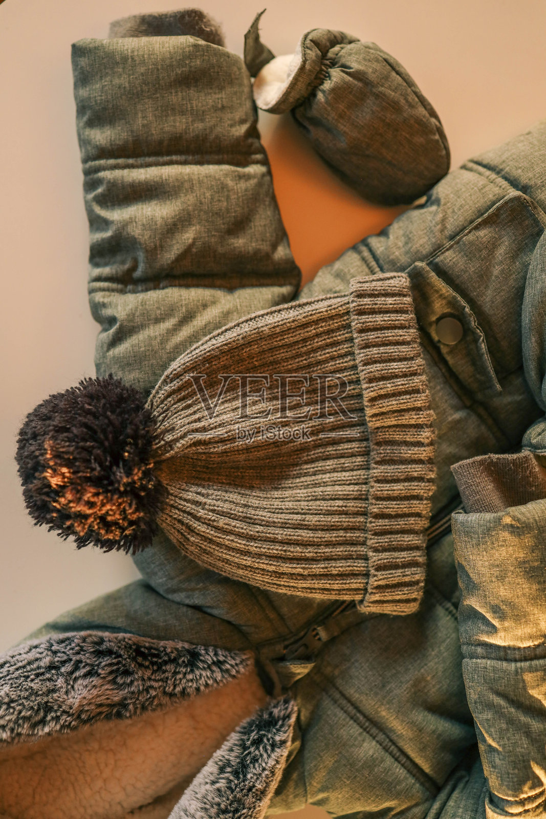 春季、秋季或冬季的时尚儿童服装。平铺，俯视。服装套装照片摄影图片