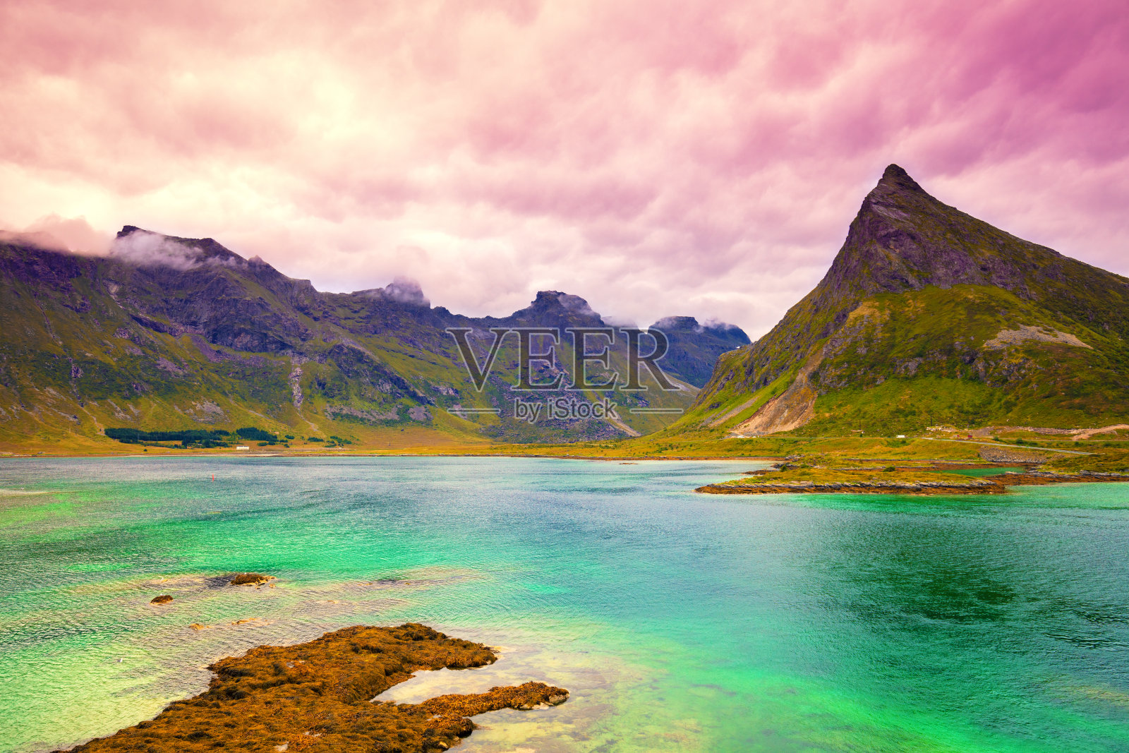 峡湾和美丽山脉的全景日落。弗雷德万，沃兰斯廷，洛福滕群岛，挪威照片摄影图片