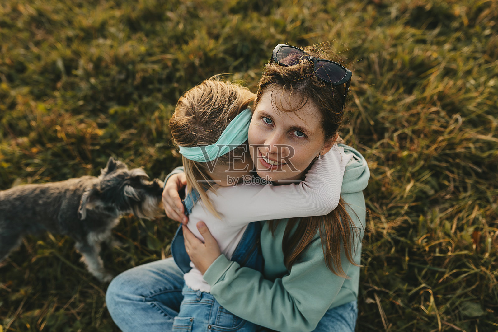 九月傍晚的家庭散步照片摄影图片