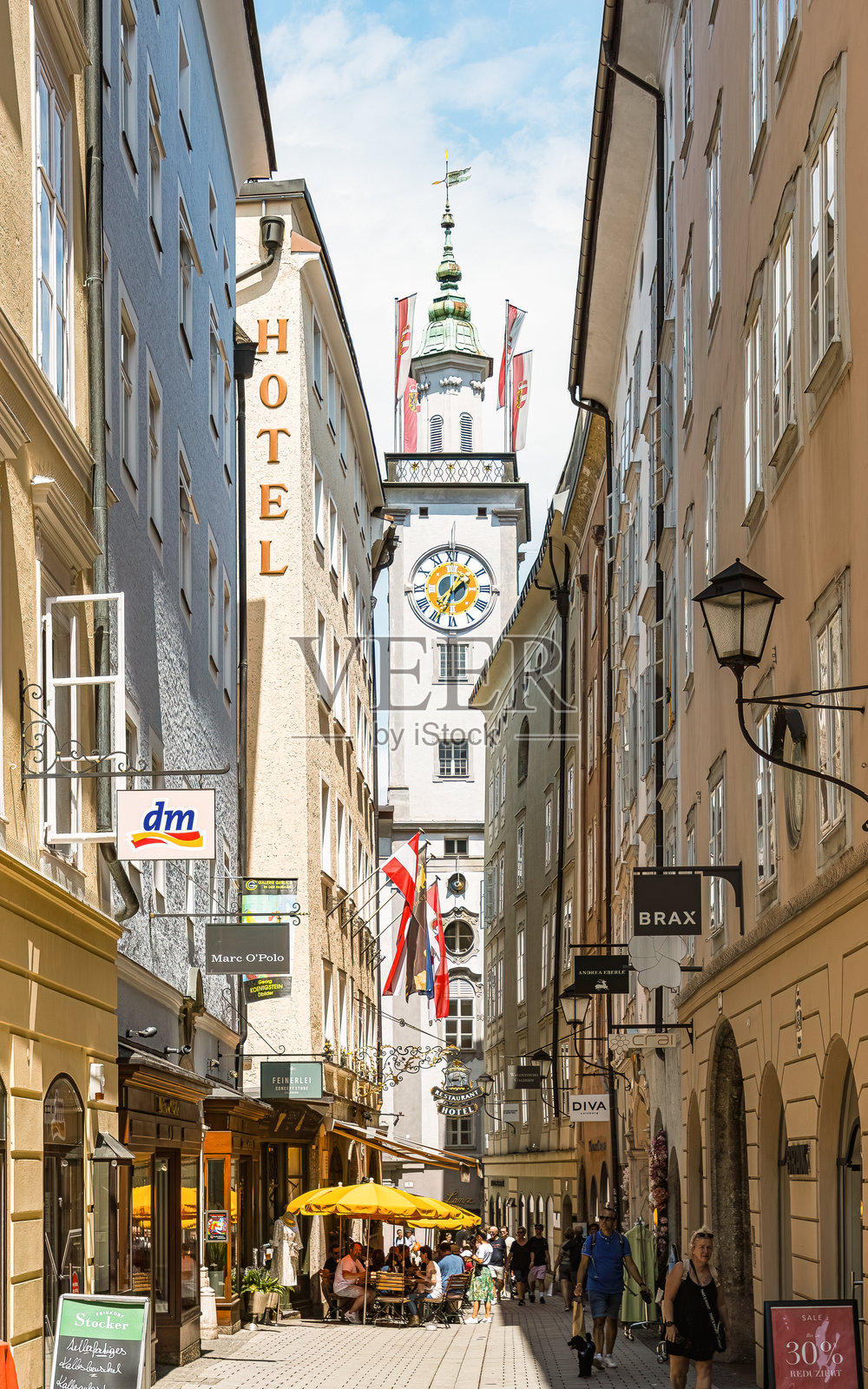 萨尔茨堡老城中心的一条街道照片摄影图片