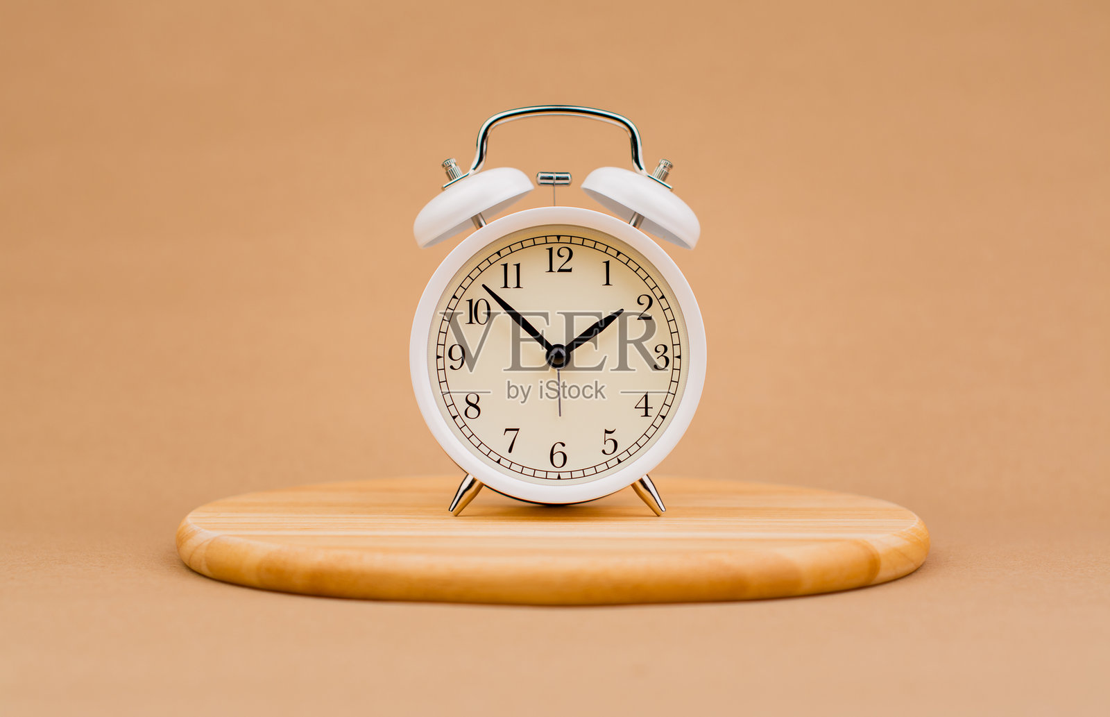 闹钟、重要的时间、对工作、约会、准时和生活开始很重要的手表照片。照片摄影图片