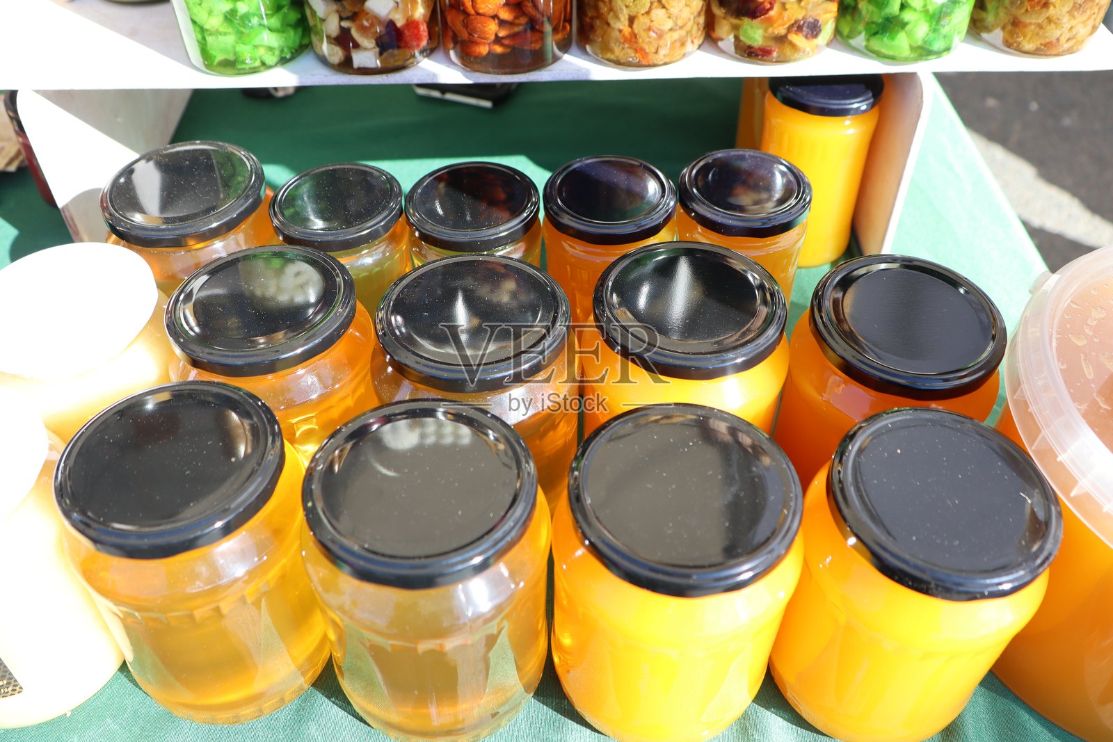 在当地农贸市场探索各种精美保存的蜂蜜罐子。照片摄影图片