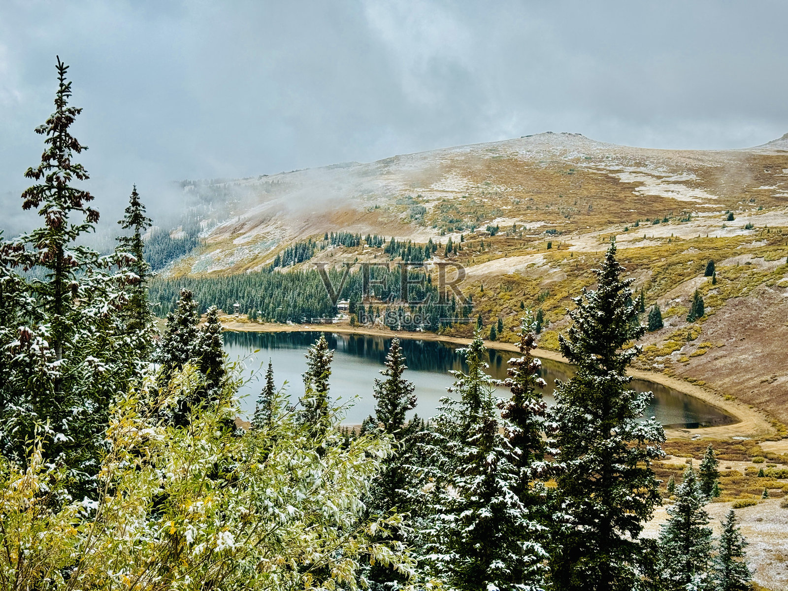 科罗拉多州鸭湖的初雪照片摄影图片