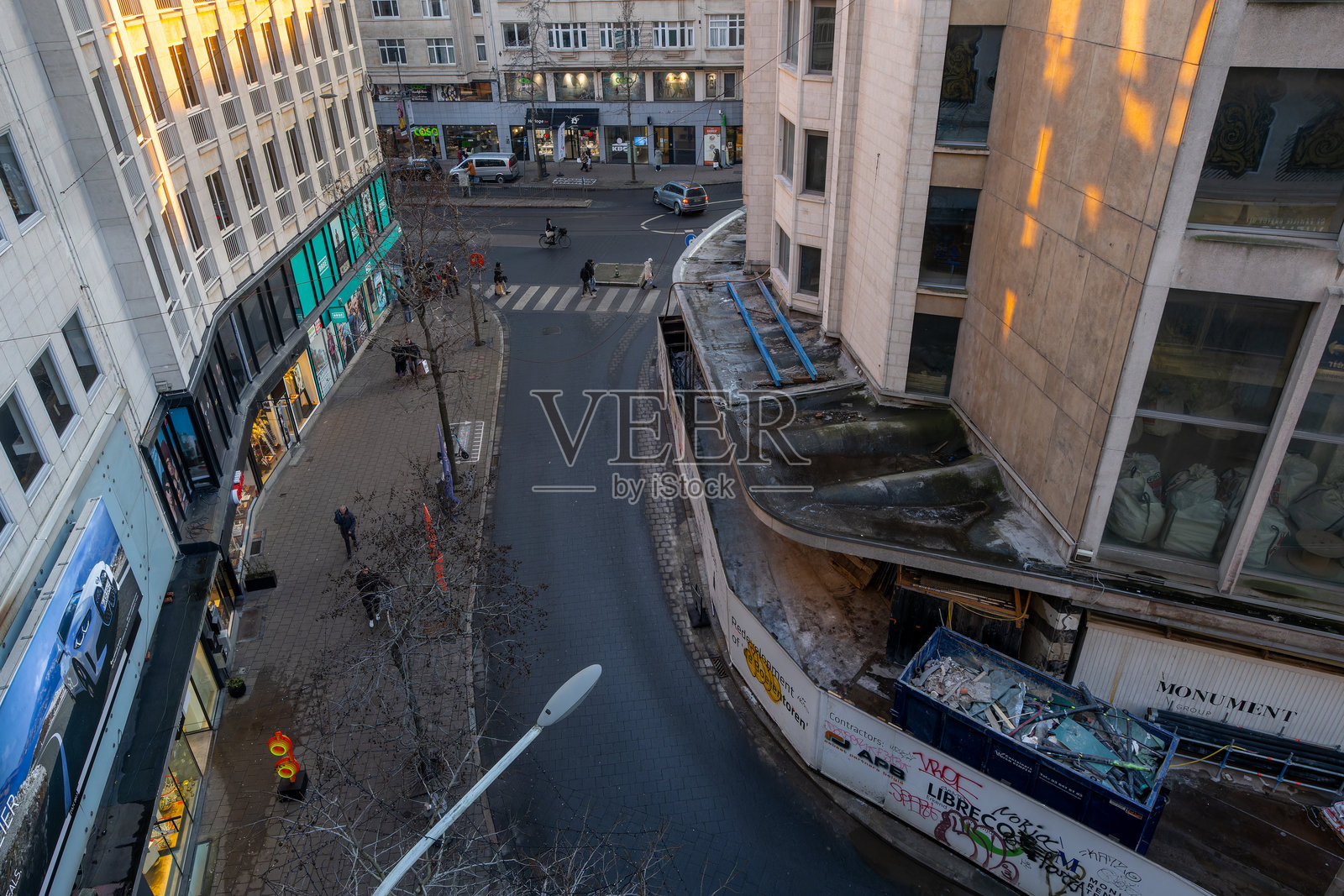 从屋顶俯瞰一条荒废的城市街道照片摄影图片
