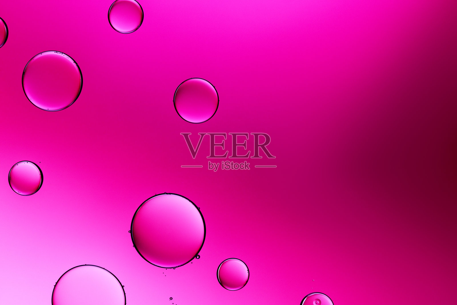 粉色背景上的水泡特写，留有空白空间照片摄影图片