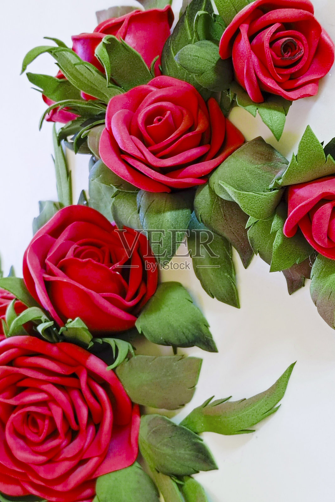 人造红玫瑰面板。美丽的花卉背景。竖版照片。照片摄影图片