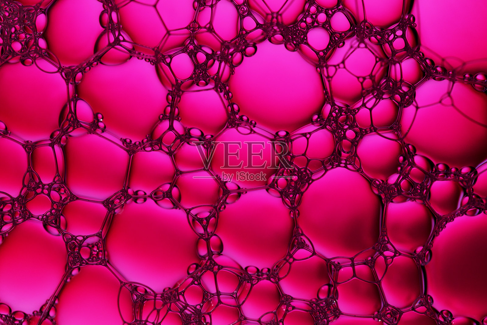 粉色背景上的水泡特写，留有空白空间照片摄影图片