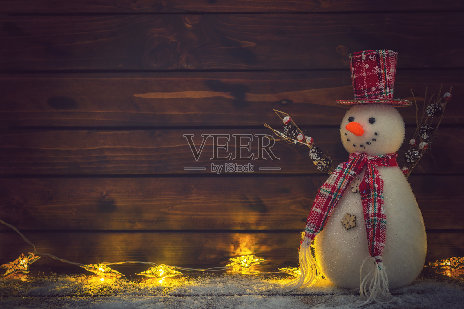 圣诞背景，带有圣诞灯饰和雪人在旧木板上照片摄影图片