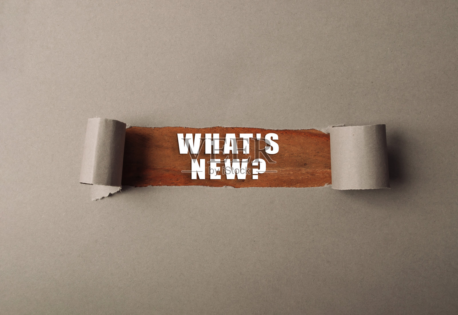 撕碎的纸片上写着“有什么新鲜事？”照片摄影图片