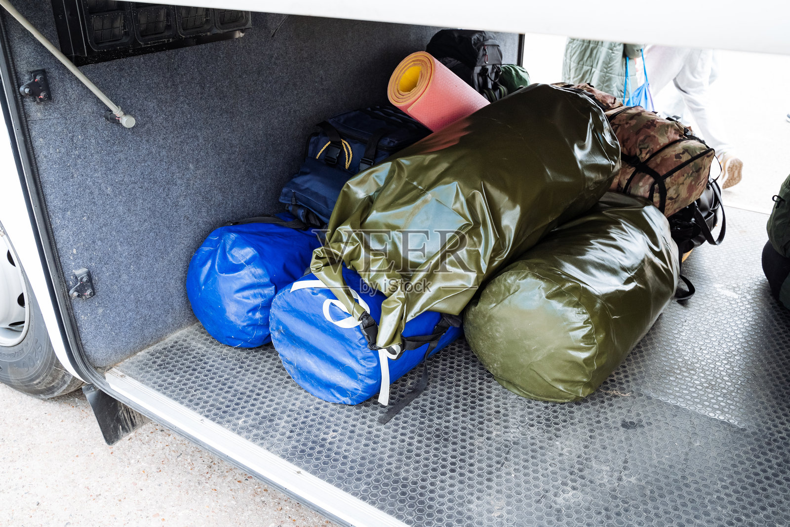 货舱内精心整理着露营装备和睡袋，随时准备好迎接你的下一次户外探险。准备好迎接一场激动人心的冒险吧。照片摄影图片