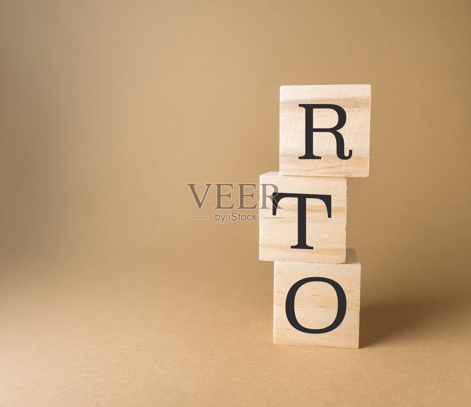 三个木块叠在一起，显示字母RTO照片摄影图片