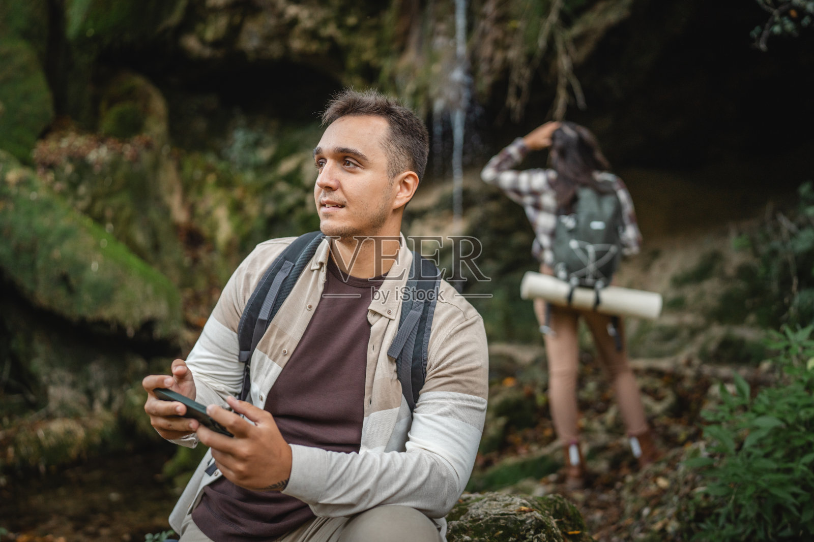成年男性徒步旅行者在手机上寻找路径照片摄影图片