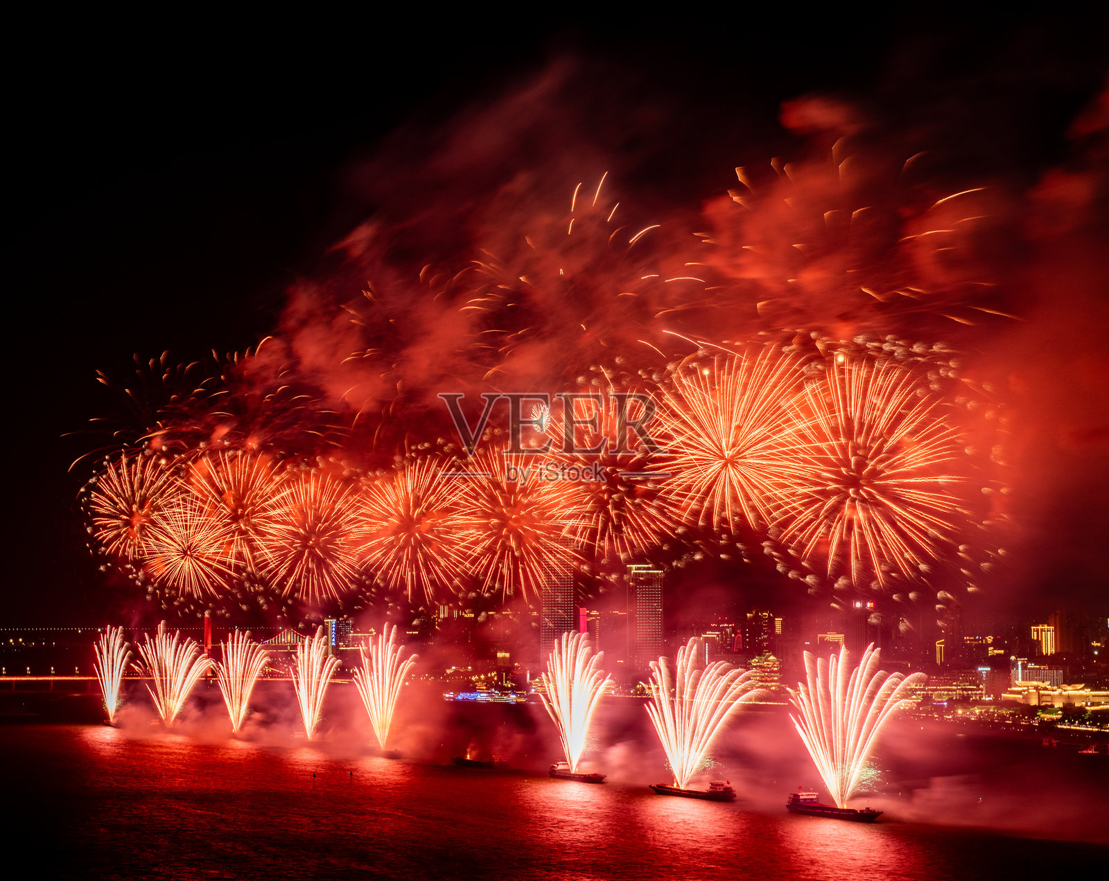夜晚美丽的烟花，烟花表演照片摄影图片