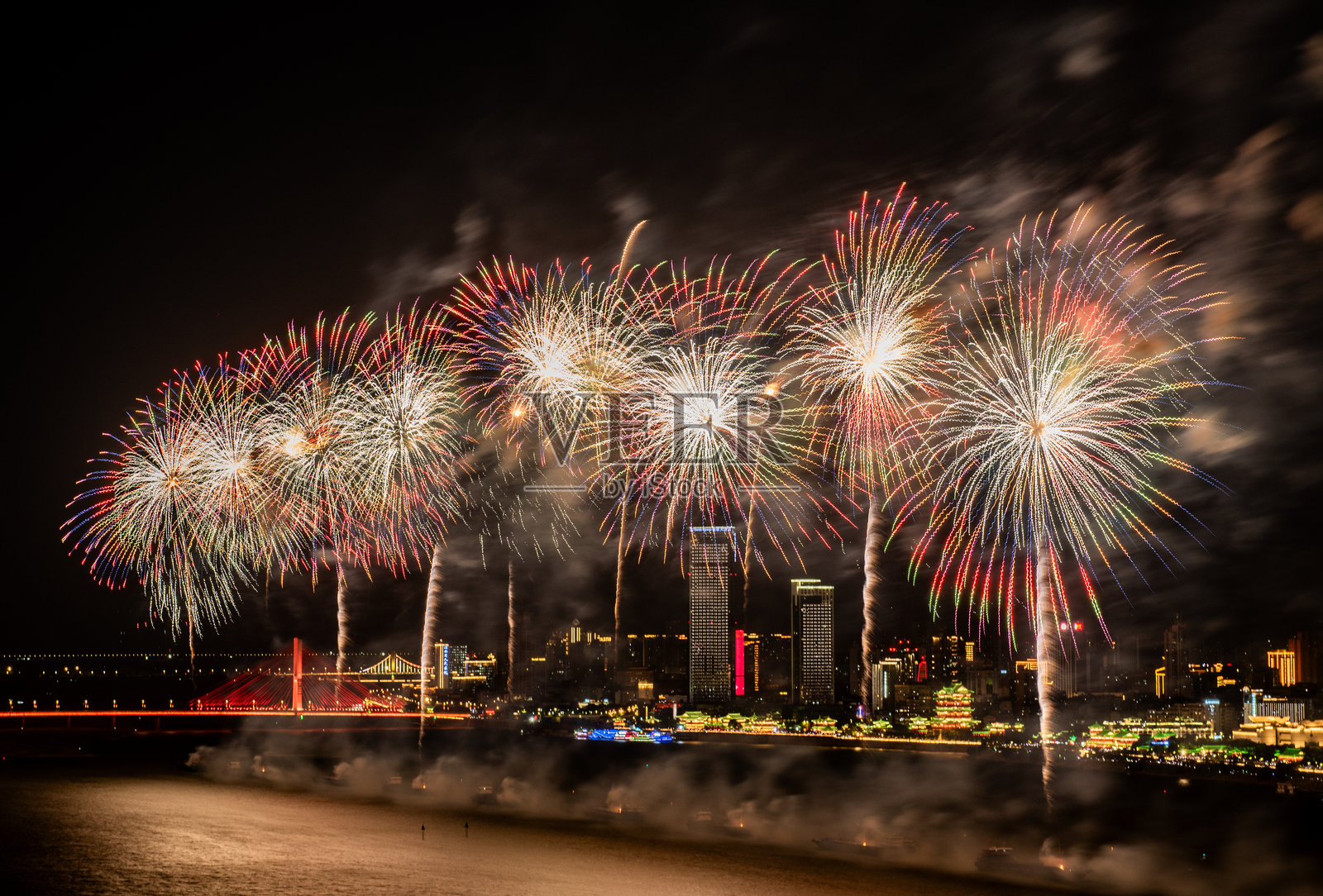 夜晚美丽的烟花，烟花表演照片摄影图片